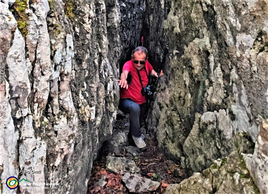 34 Nella stretta fessura rocciosa del Buco della Carolina.jpg